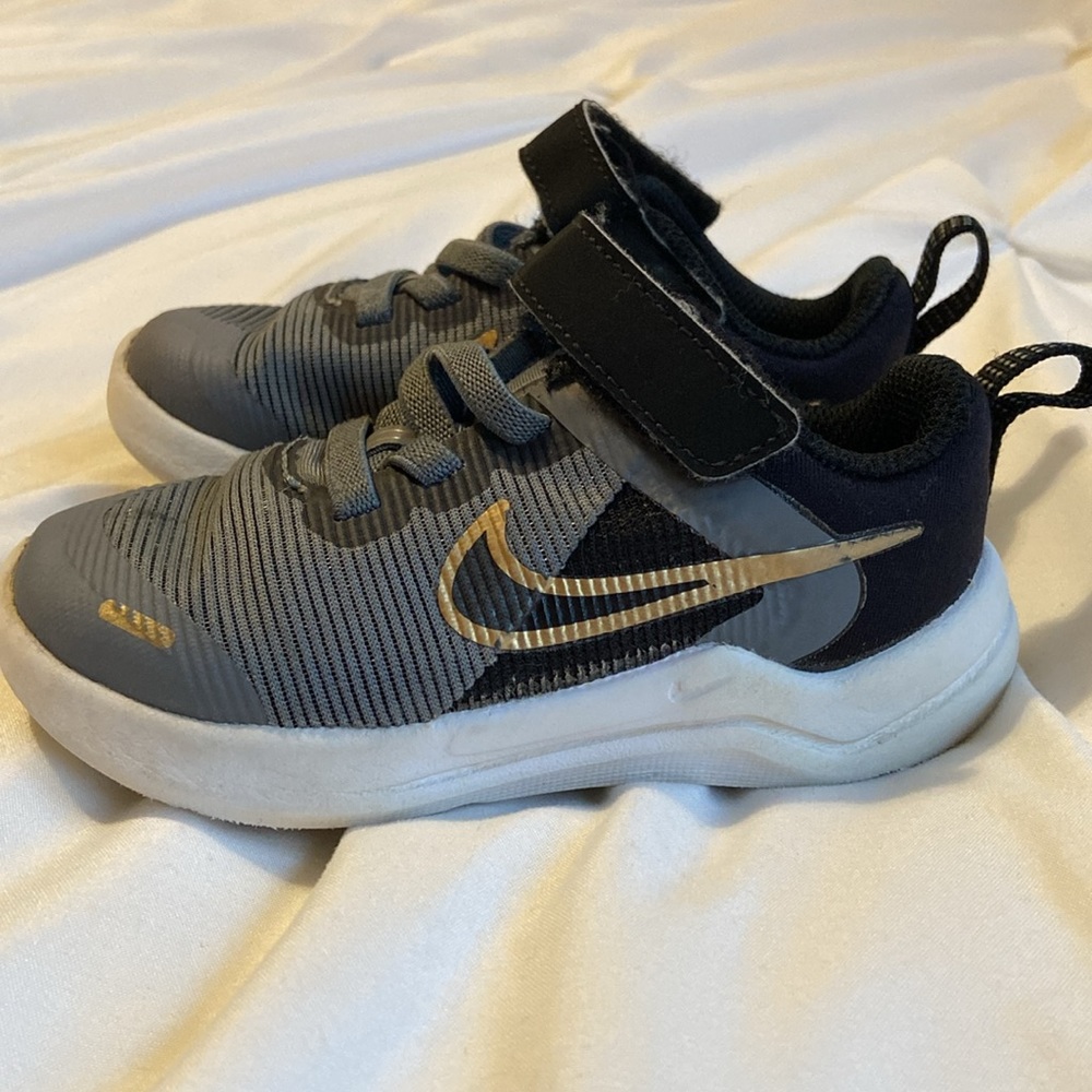 Toddler Nike shoes. Size 6